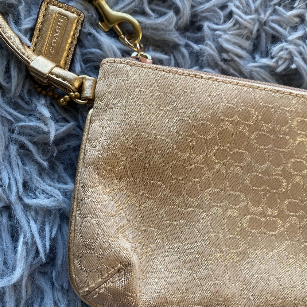 Coach Wristlet 🌼 - Picture 3 of 6